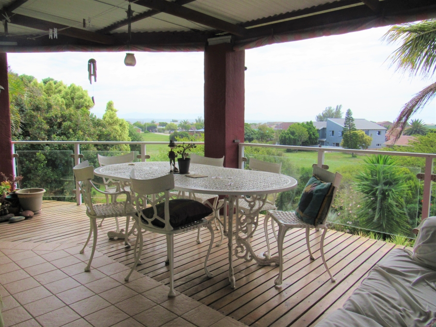 4 Bedroom Property for Sale in Wavecrest Eastern Cape